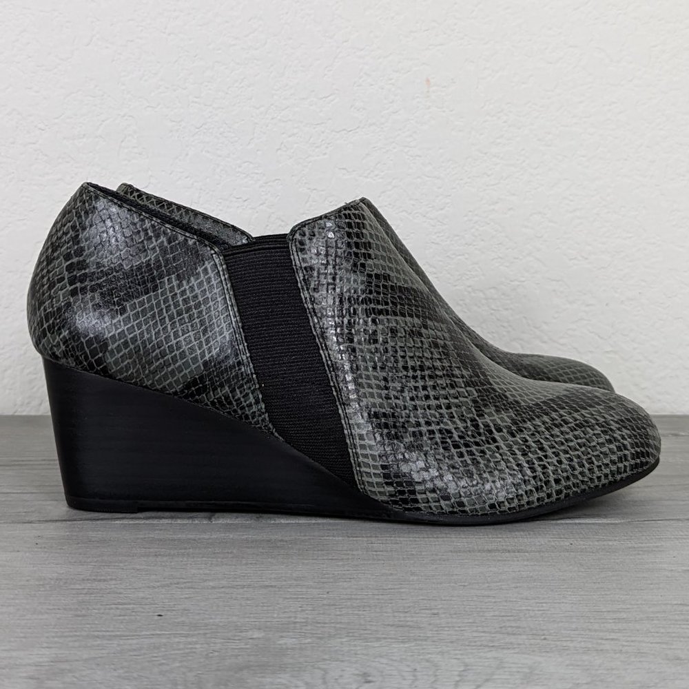 Vionic Stanton Womens Grey Snakeskin Elevated Wedge Ankle Boot Bootie sz 9